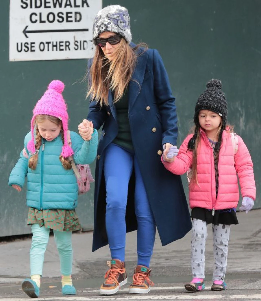 SARAH JESSICA PARKER, O MAMICA SEXY! CAT DE MARI SI CAT DE MULT II SEAMANA GEMENELE SALE