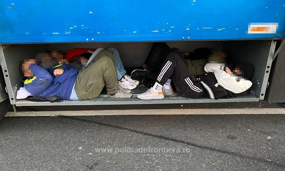 Șase cetățeni străini, depistaţi ascunşi într-un TIR cu mobilă, la Nădlac