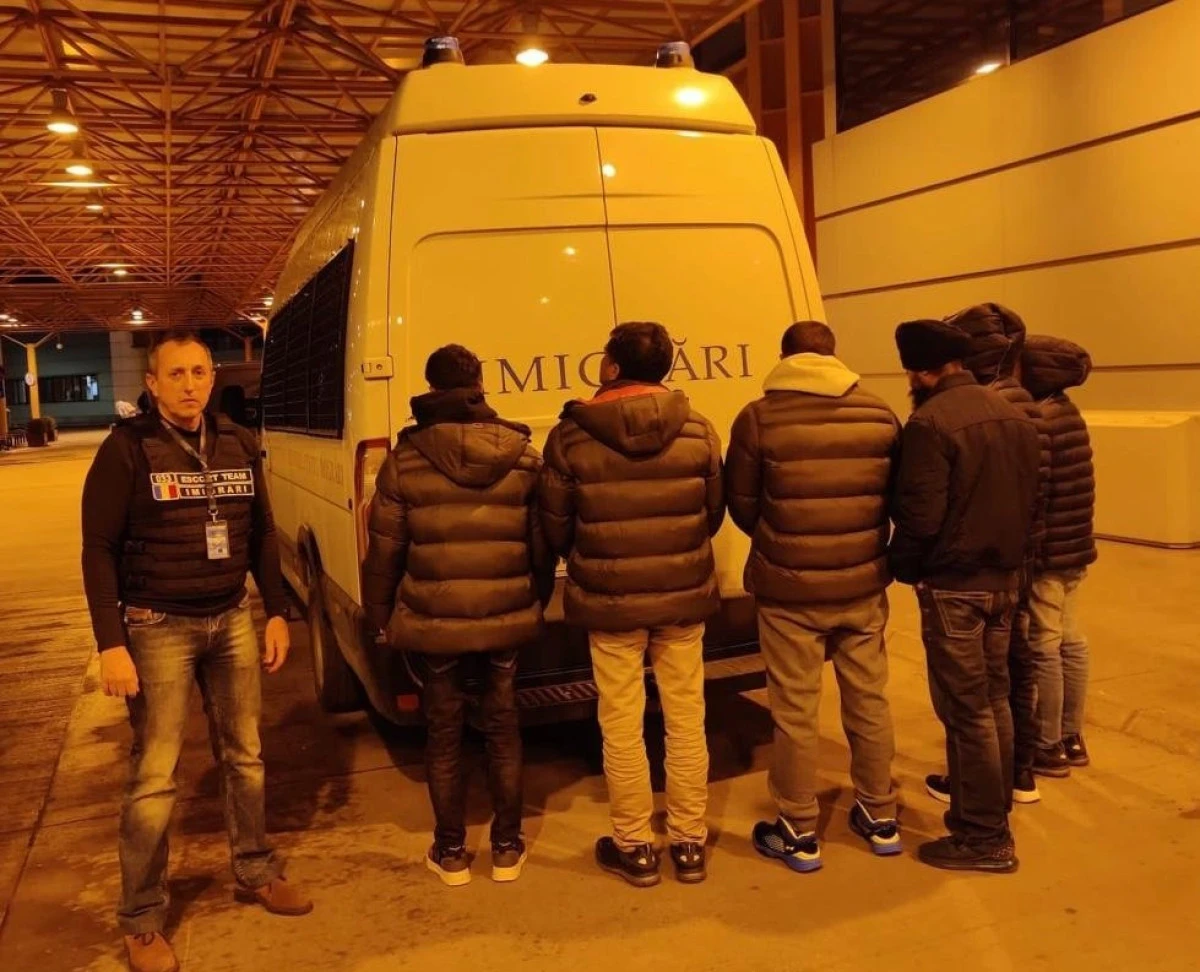 Șase refugiați, scoși din țară sub escortă de polițiștii arădeni de la Imigrări