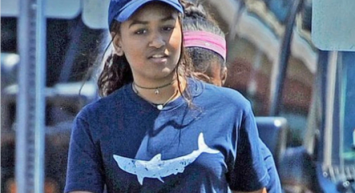 SASHA OBAMA, CHELNERIȚĂ ÎNTR-UN RESTAURANT DE FRUCTE DE MARE