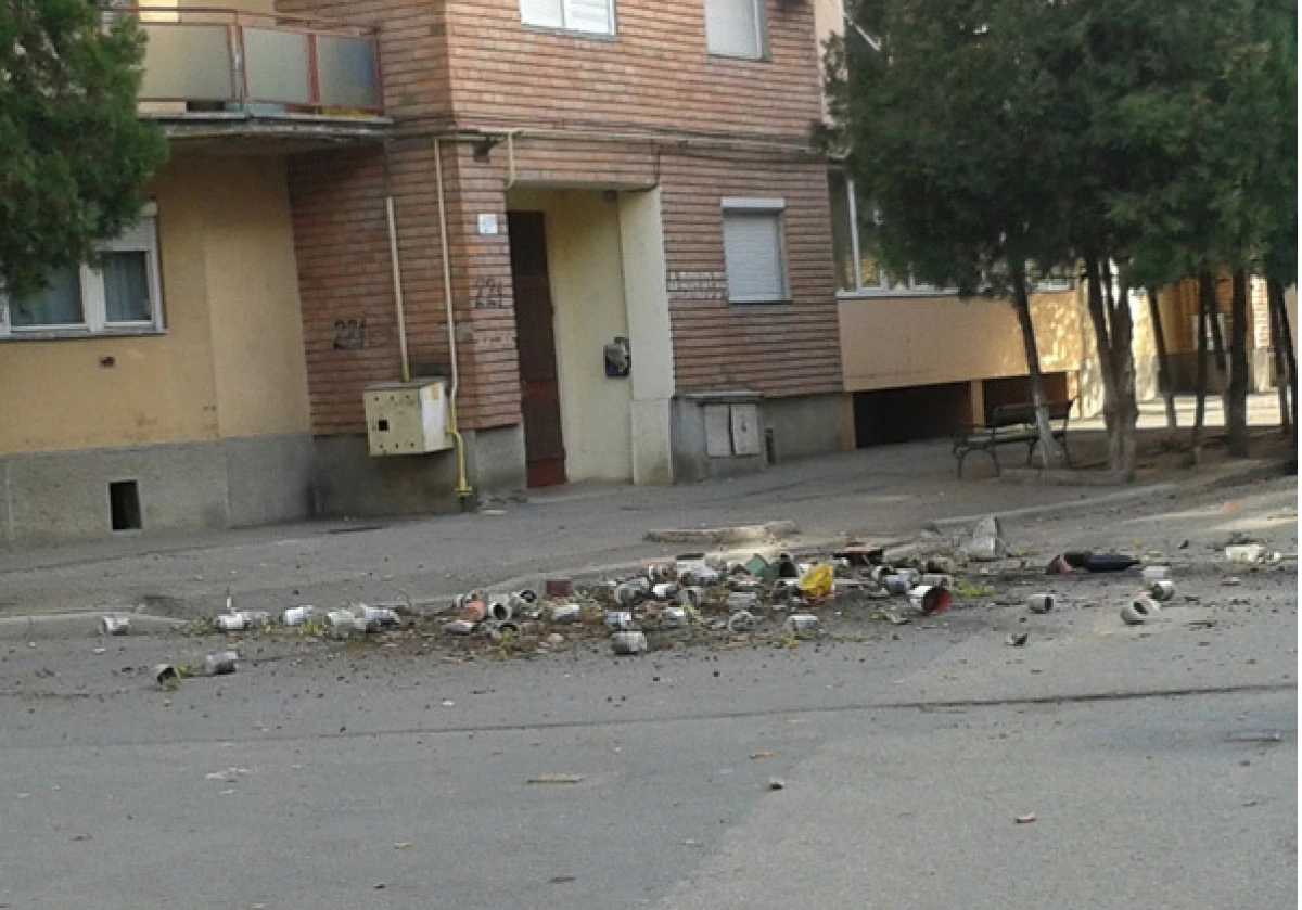 SCANDAL PE STRADA ABRUD: UN BARBAT A ARUNCAT DE LA BALCON ZECI DE GHIVECE, OALE SI STICLE