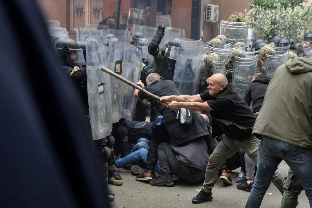 Scene de război în Kosovo. Sârbii au încercat să ocupe primăriile, soldaţii NATO au intervenit