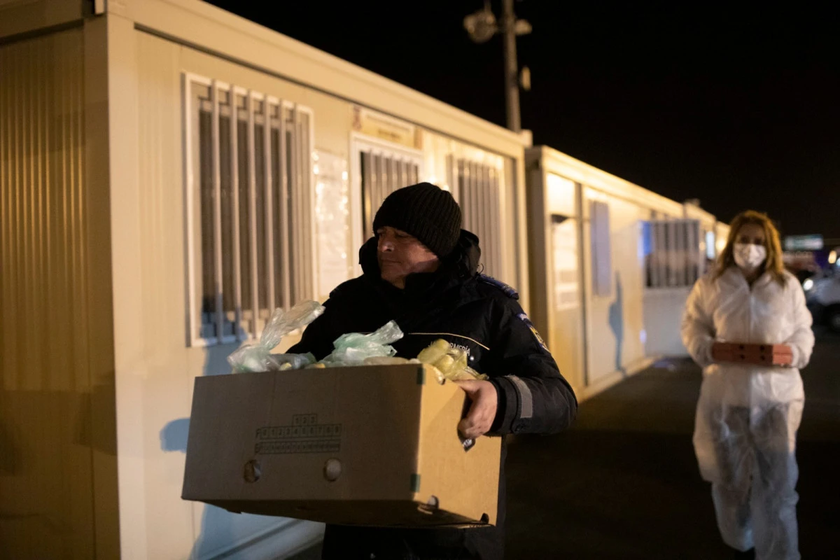 Schitul Tămand a pregătit 200 de pachete cu mâncare caldă pentru cei aflaţi la serviciu în vama Nădlac II
