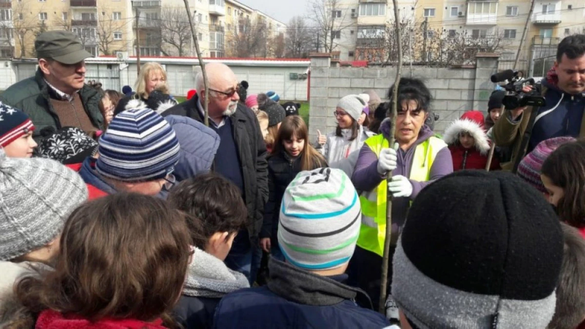 ”Școala Altfel”, marcată prin plantarea de copaci la școala Caius Iacob din Arad