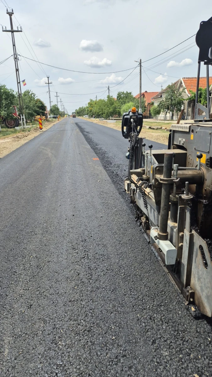 Se asfaltează drumul județean din Berechiu, una dintre cele mai importante investiții locale din ultimii 70 de ani