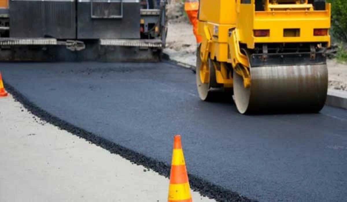 Se așterne al doilea strat de asfalt pe drumul Curtici-Macea-Sânmartin