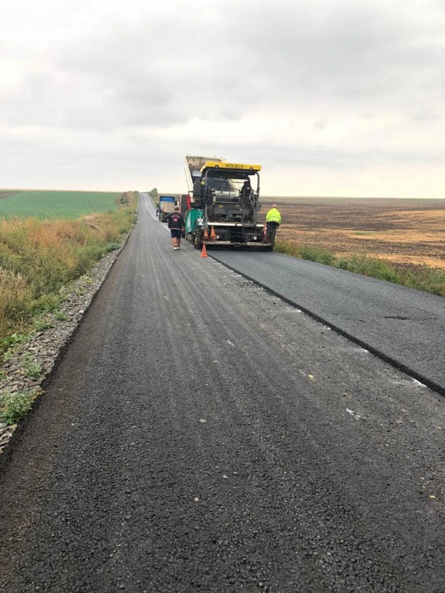 Se așterne stratul de uzură pe drumul Sânpetru German-limită județ Timiș