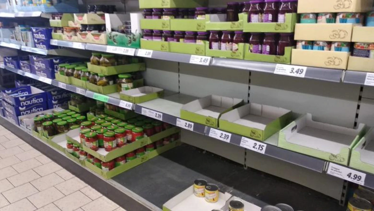 Se cumpără ca de sărbători. Teama de coronavirus a dus românii în supermarketuri
