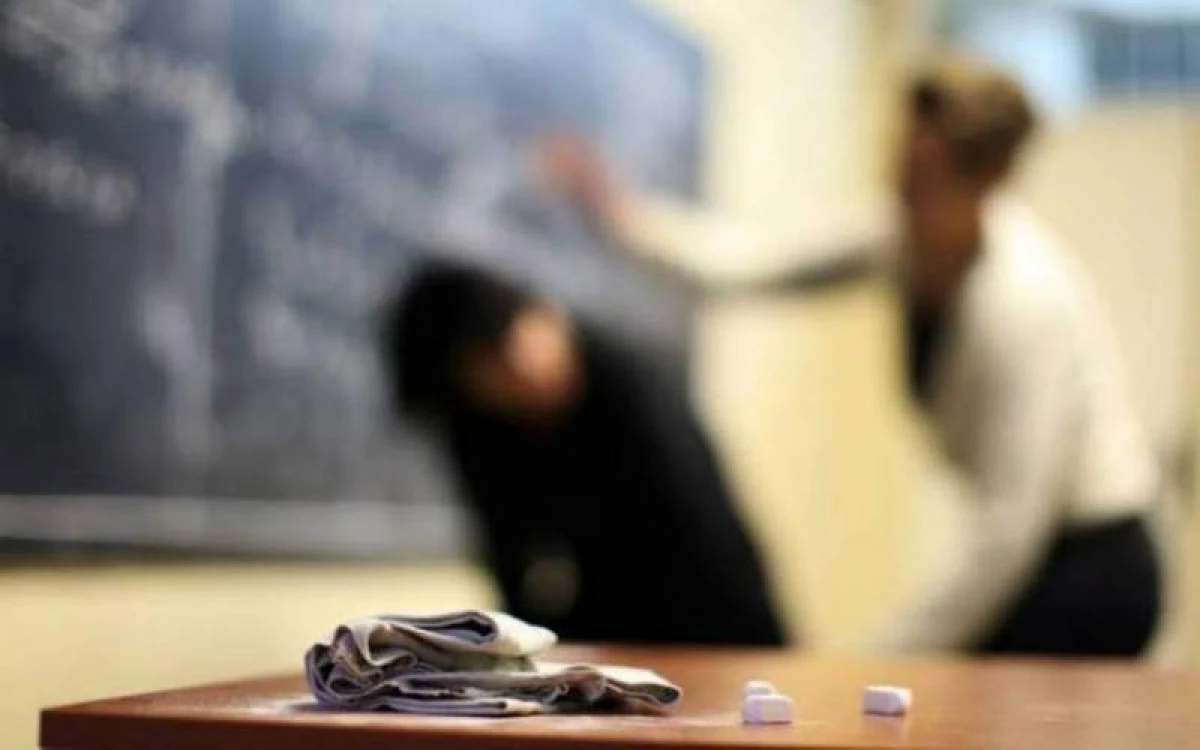 Se întâmplă în România. Învăţătoare bătută de un părinte în faţa elevilor