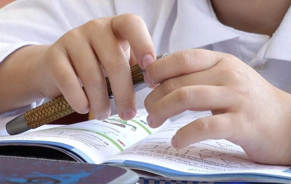 Se întâmplă în România: Un elev cu media 1,97, recompensat cu bursă de merit
