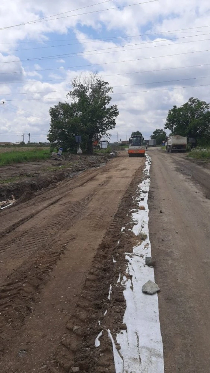 Se lucrează la fundaţia drumului Arad – Şiria