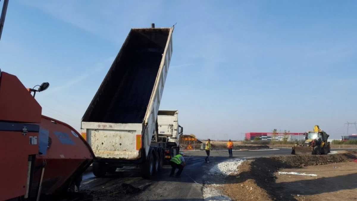 Se lucrează la sensul giratoriu dintre strada Cometei din Grădiște și Centura Aradului