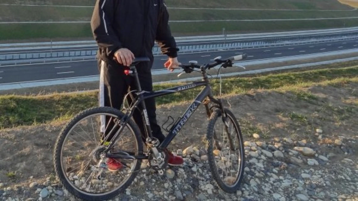 Se plimba nestingherit cu bicicleta furată