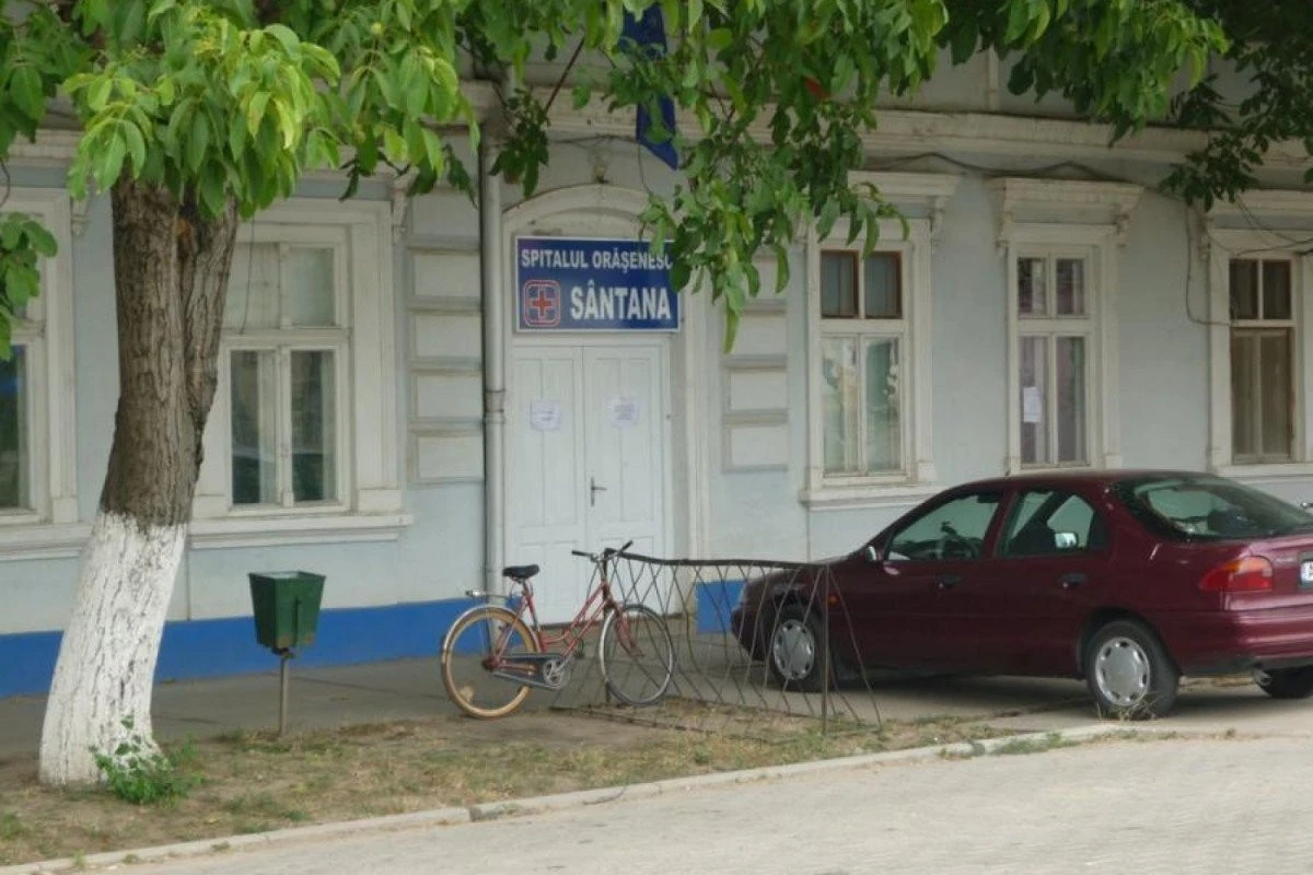 Se plimba nestingherit prin Sântana, cu mandatul de închisoare în buzunar