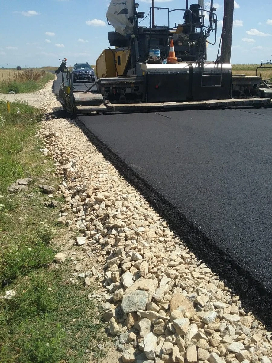 Se toarnă al doilea strat de asfalt pe drumul județean Sânmartin-Șimand