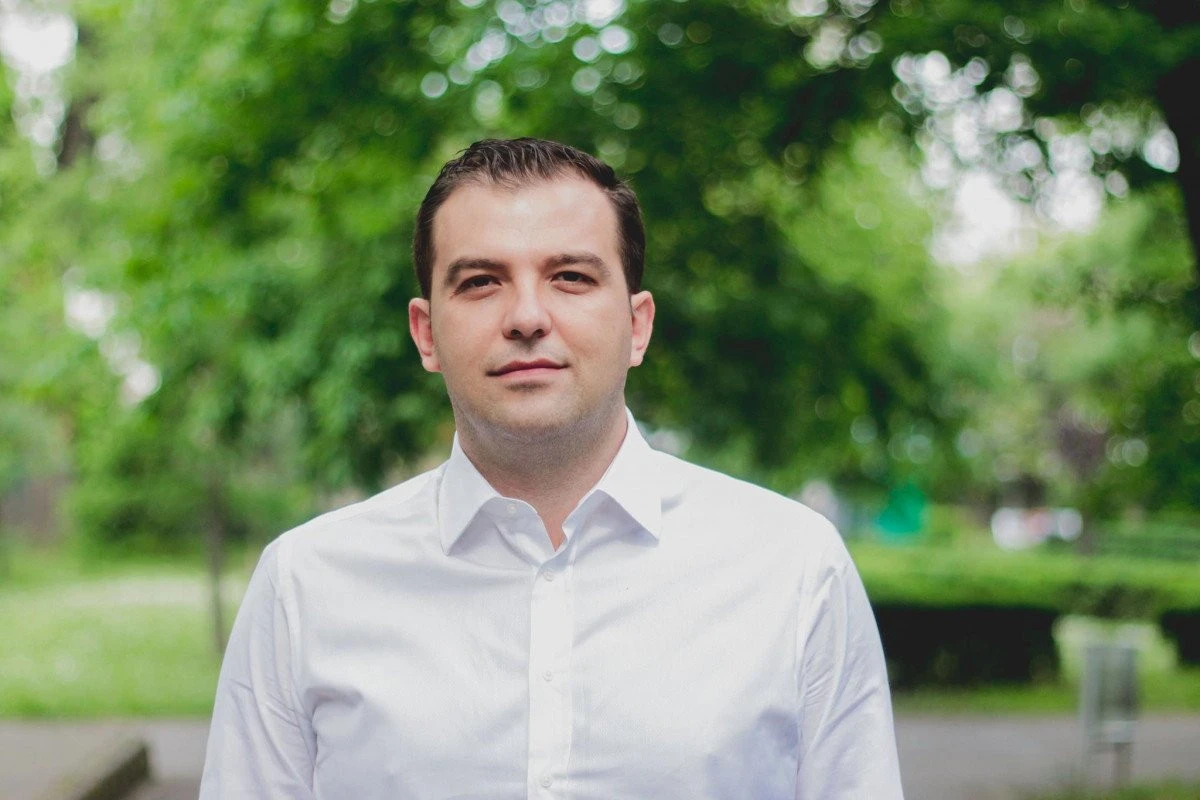 Sebastian Bulumac scoate gunoiul din Filarmonică la suprafață. Și pute rău a PNL (despre familii care învârt bani, despre Centrul Municipal de Cultură etc)