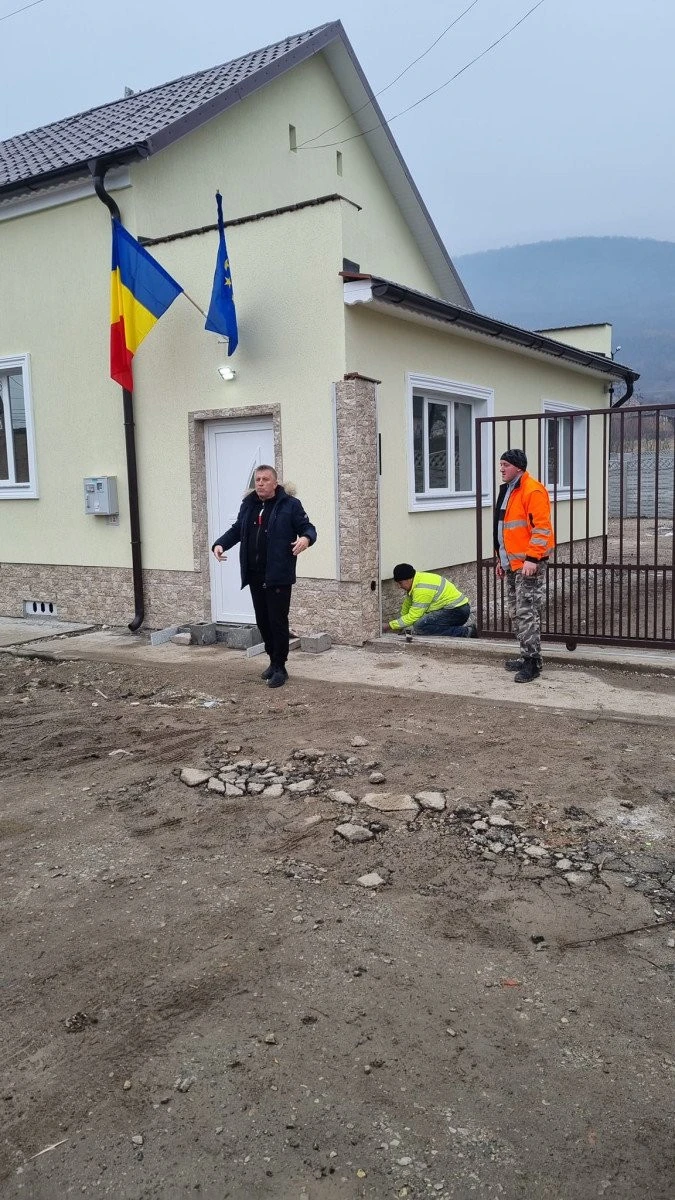 Sediul poliției din Șiria îmbracă haine noi (galerie foto)