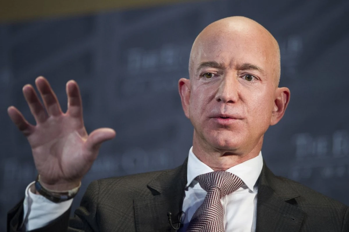 Șeful Amazon acuză National Enquirer de șantaj
