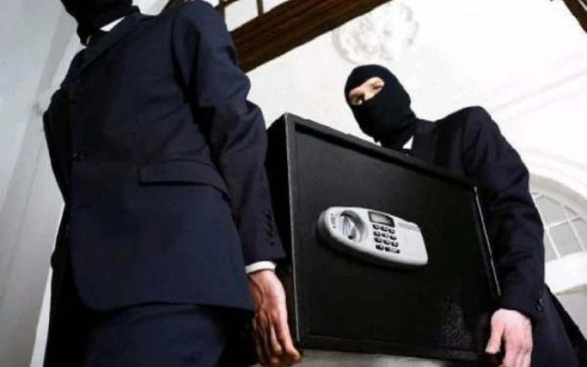 Seif cu jumătate de miliard de lei, furat de trei tâlhari din Bihor