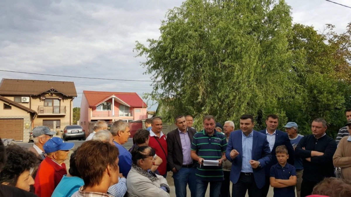 Sergiu Bîlcea e în campanie, în loc să asfalteze drumurile pline de gropi ale judeţului