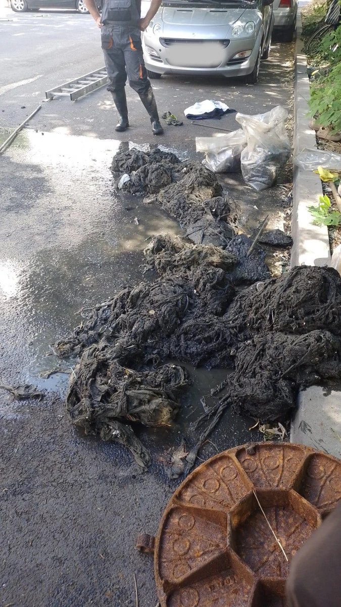 Șervețelele umede aruncate la toaletă blochează sistemul de canalizare