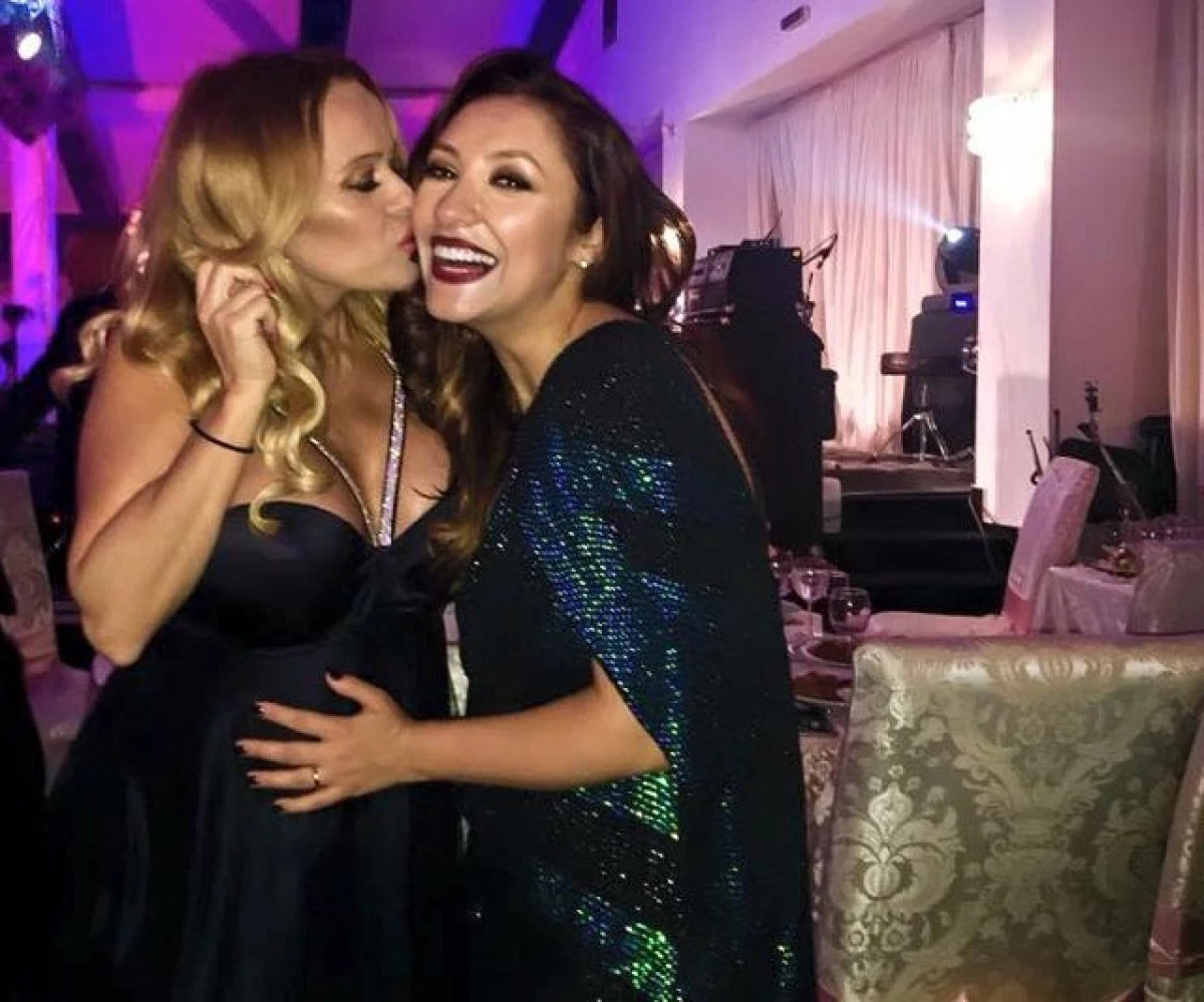 SEXY-MAMA! CUM S-A IMBRACAT ANDA ADAM LA BOTEZUL FETITEI ANDREI