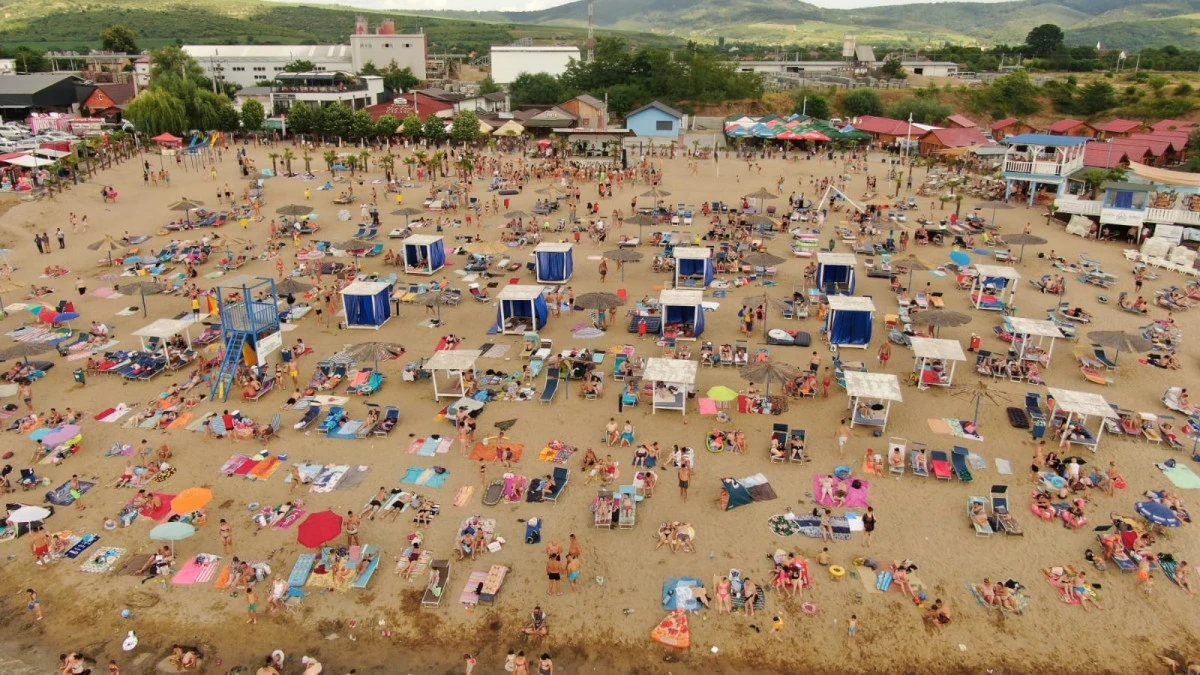 Sezonul estival pe "Litoralul Vestului" se deschide duminică oficial, cu petreceri pe plajă
