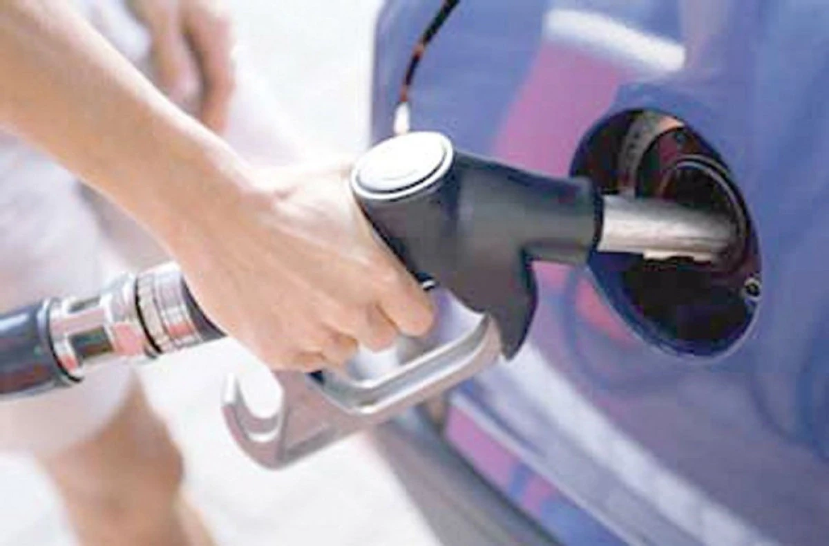 Sfârșitul de an aduce vești proaste pentru șoferi. Se scumpesc carburanții!