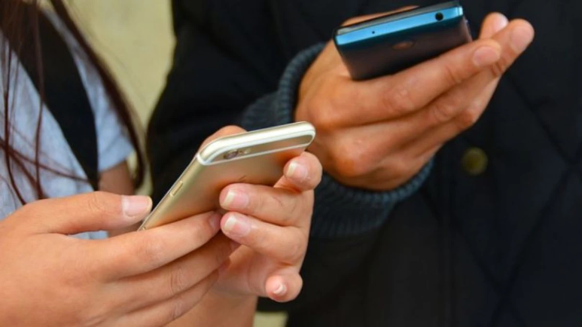 Și-a amenințat iubita și i-a „confiscat“ telefonul