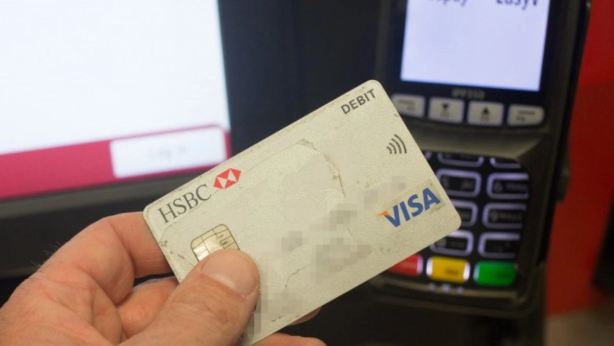 Și-a plătit cumpărăturile cu un card pe care l-a găsit
