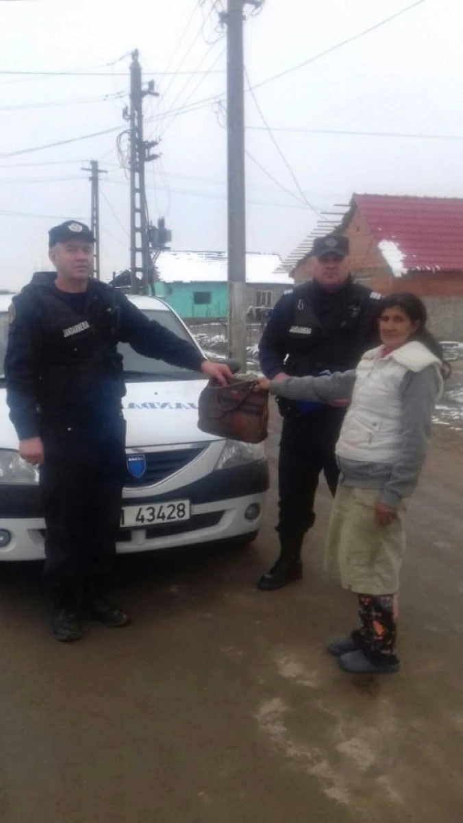 Și-a uitat poșeta pe pervazul unui magazin, iar după câteva ore jandarmii i-au dus-o acasă