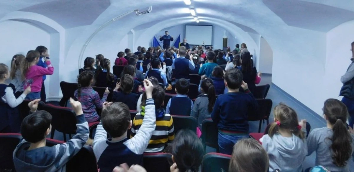Siguranța școlară, subiectul unei activități preventiv-educative derulată la Școala Gimnazială „Mihai Eminescu” din Arad