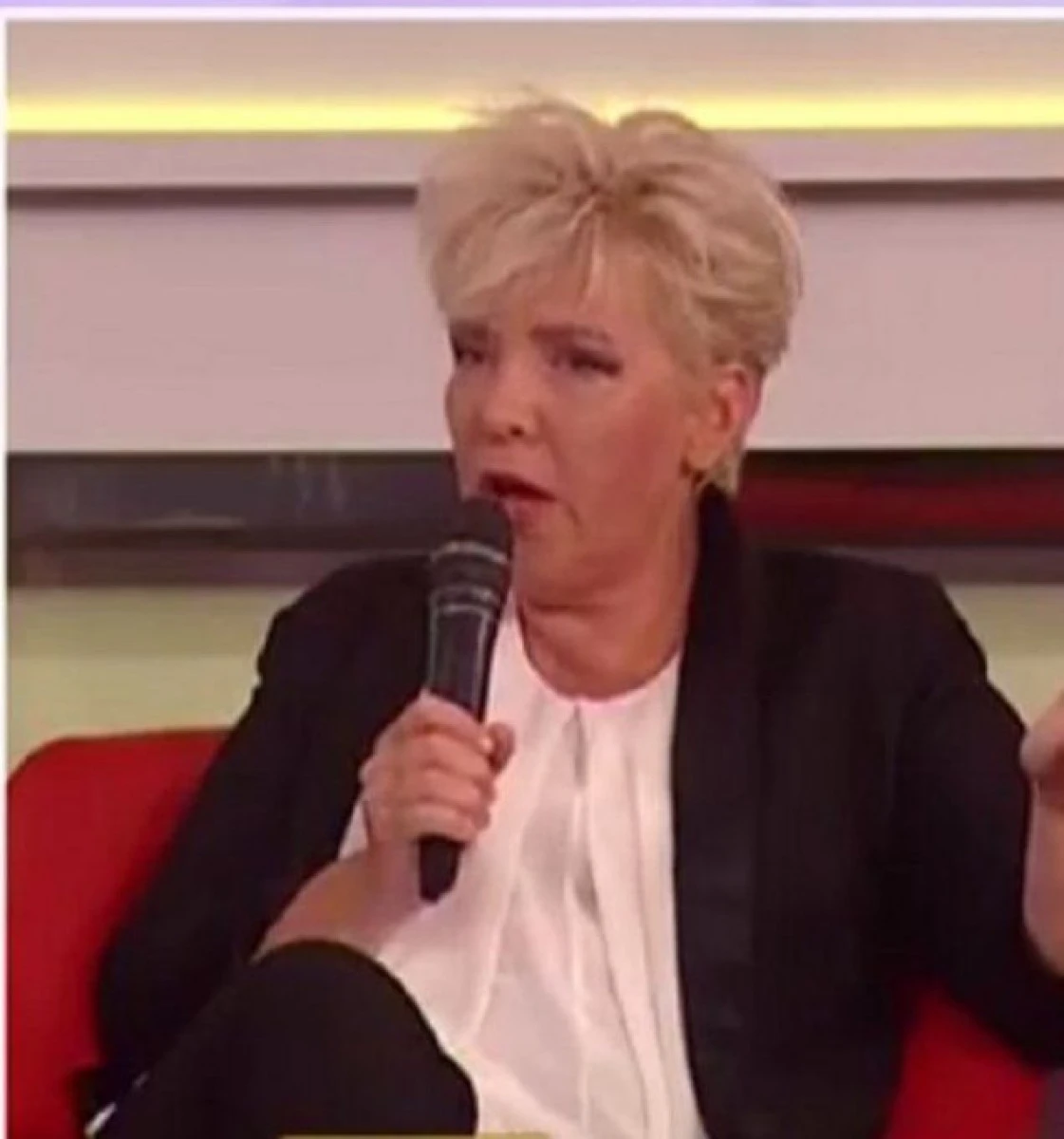 SILVIA DUMITRESCU E FOC SI PARA! "DE CATE ORI SA MAI LATRU A TURBARE?!"