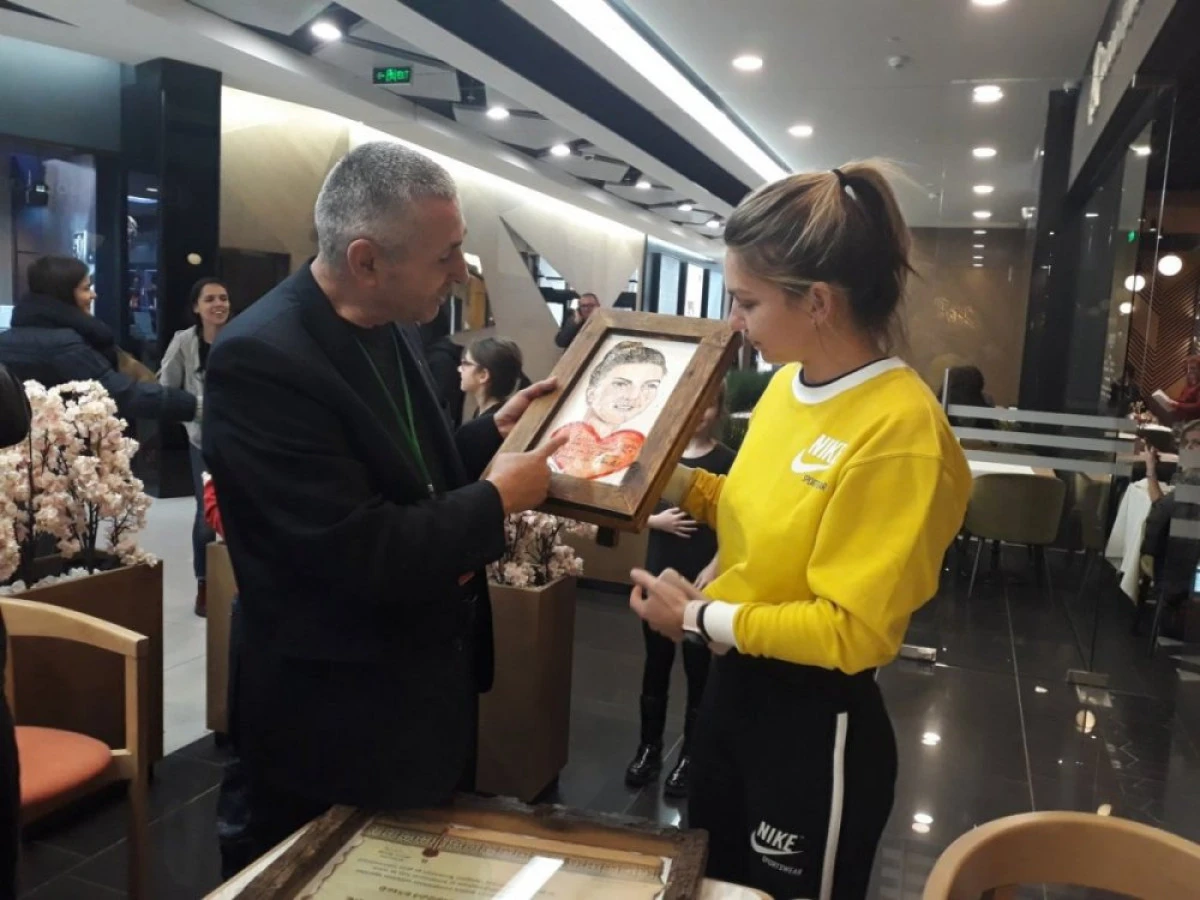 Simona Halep a fost înconjurată de fani la ieșirea din restaurant. A primit un cadou inedit!