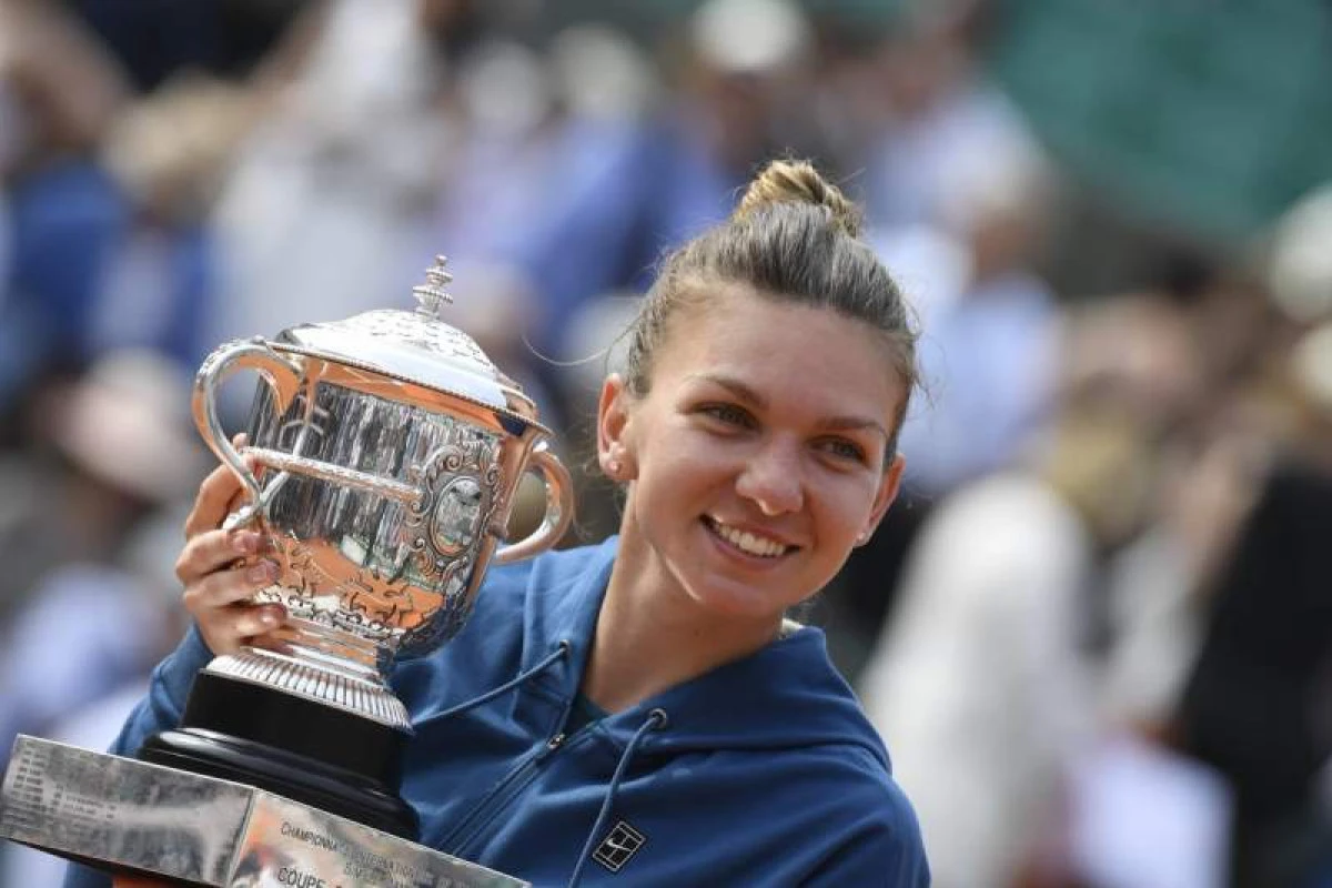 Simona Halep prezintă românilor trofeul de la Roland Garros