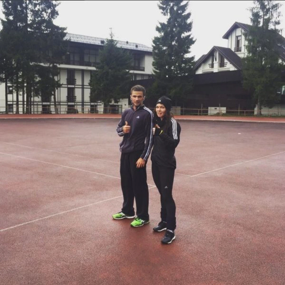 SIMONA HALEP SI-A SCHIMBAT LOOK-UL. A RENUNTAT LA SUVITELE BLONDE