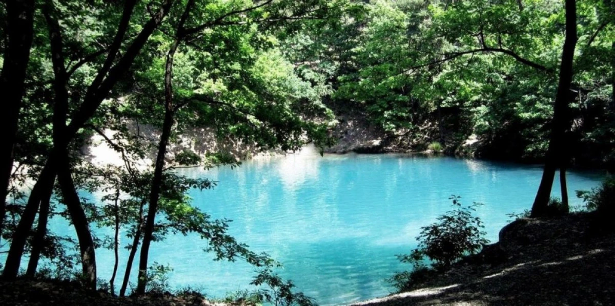 SINGURUL LAC DIN EUROPA CARE ISI SCHIMBA CULOAREA IN FUNCTIE DE ANOTIMP SE AFLA IN ROMANIA