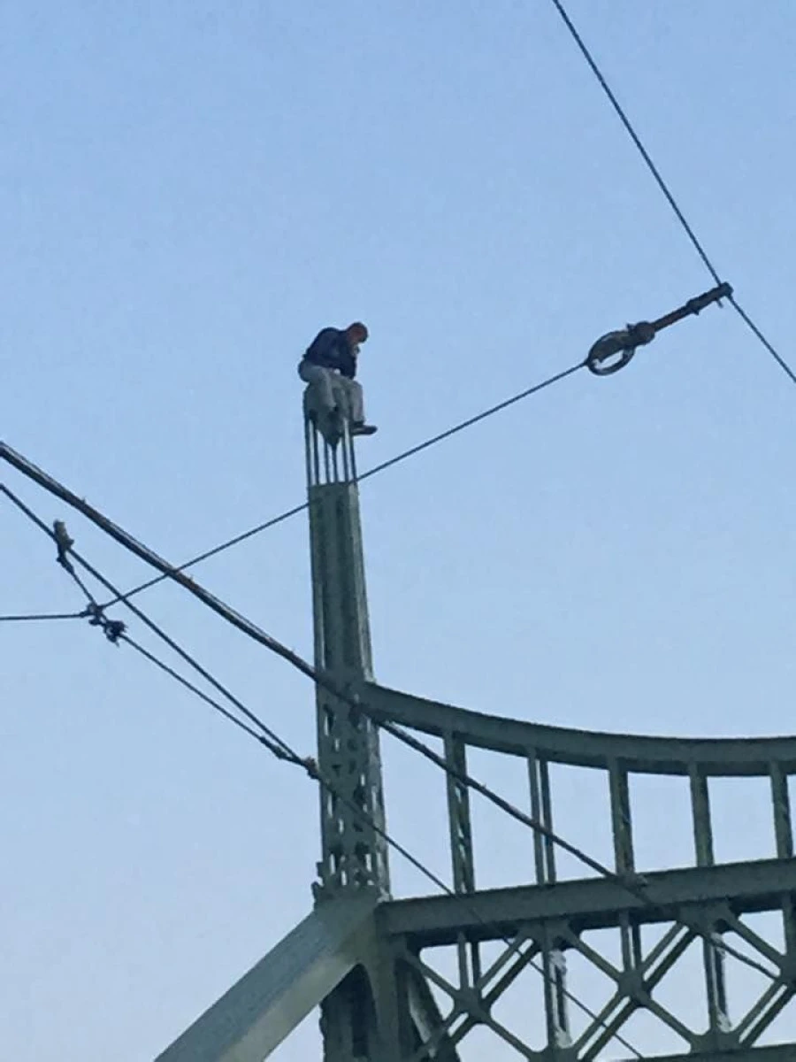 SINUCIGASUL IOTA S-A URCAT DIN NOU IN VARFUL PODULUI TRAIAN SI AMENINTA CA SE ARUNCA IN MURES