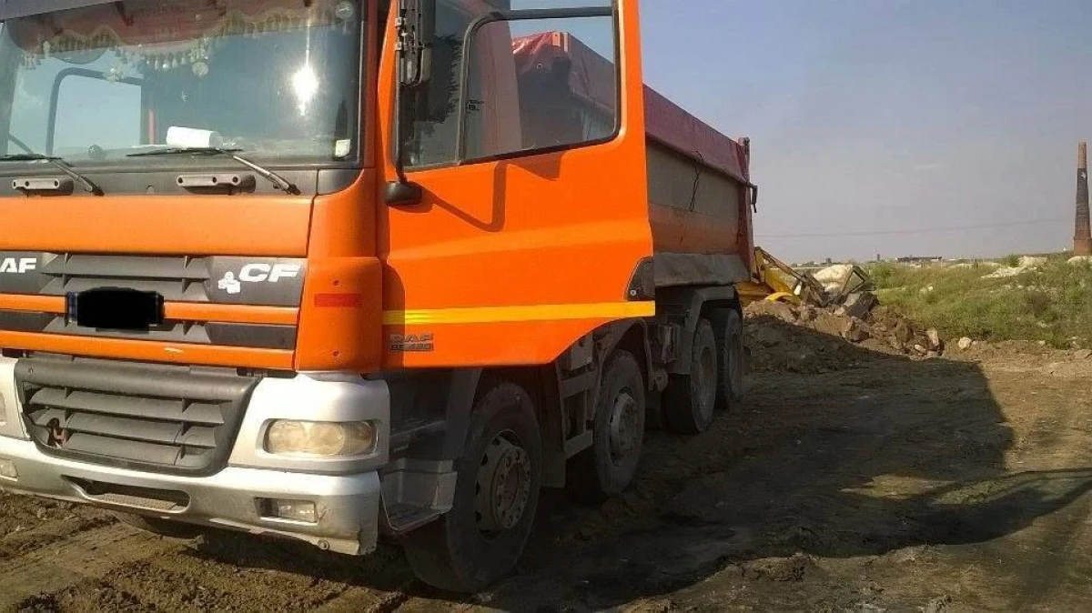 ȘOFER AMENDAT PENTRU CĂ A DEPOZITAT MOLOZ PE STRADA MĂRULUI