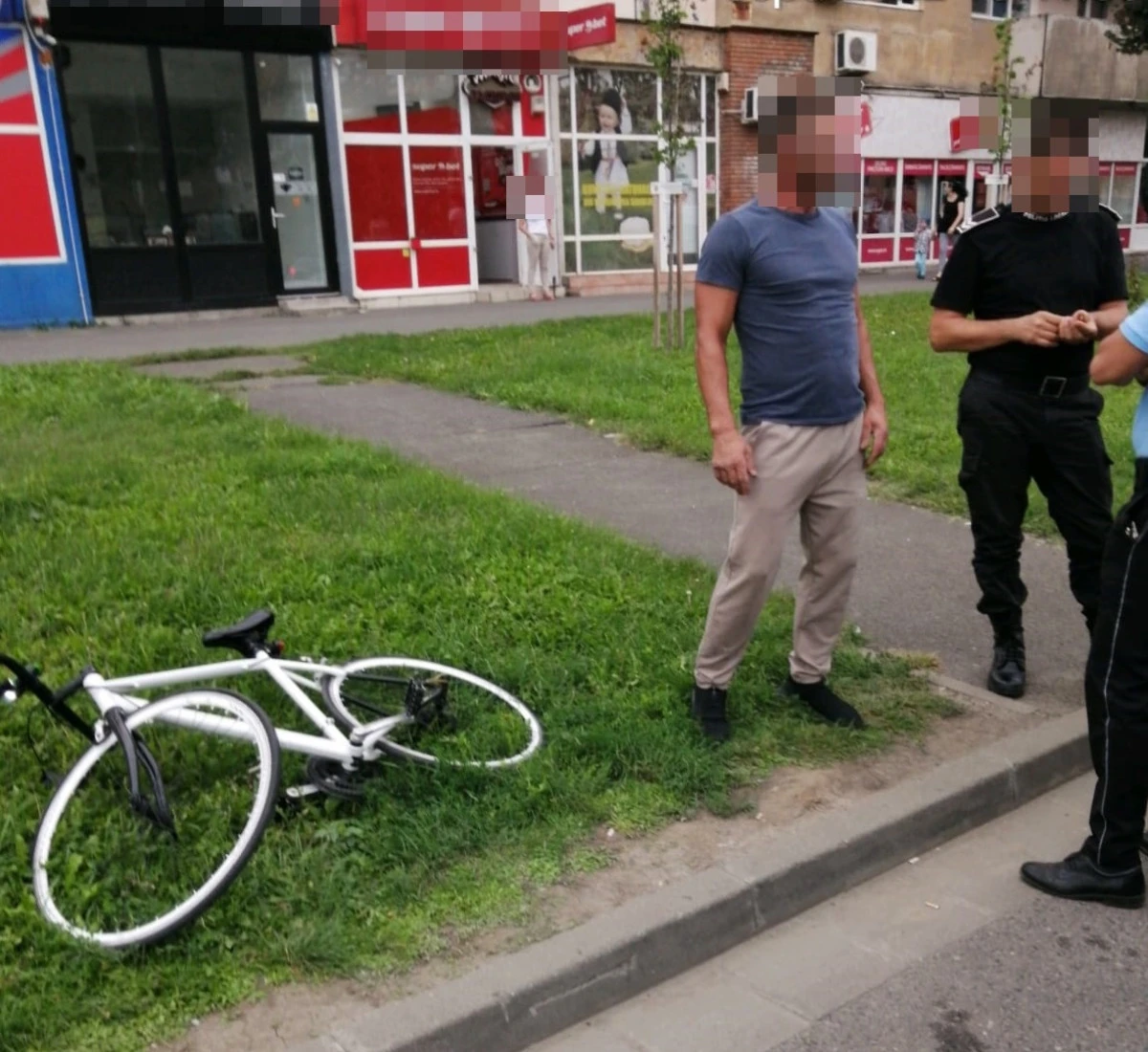 Șofer bătut cu pumnii de un biciclist căruia i s-a tăiat calea