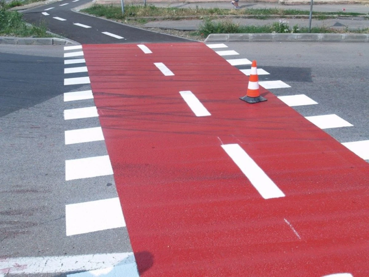 Șoferii care blochează pistele de biciclete, amendați de poliția locală