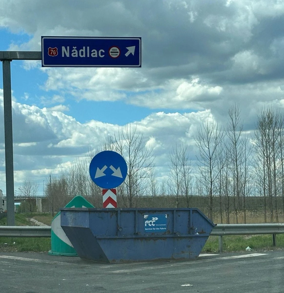 Şoferii continuă să arunce gunoaie pe câmp, deși a fost amplasat un container înainte de Nădlac