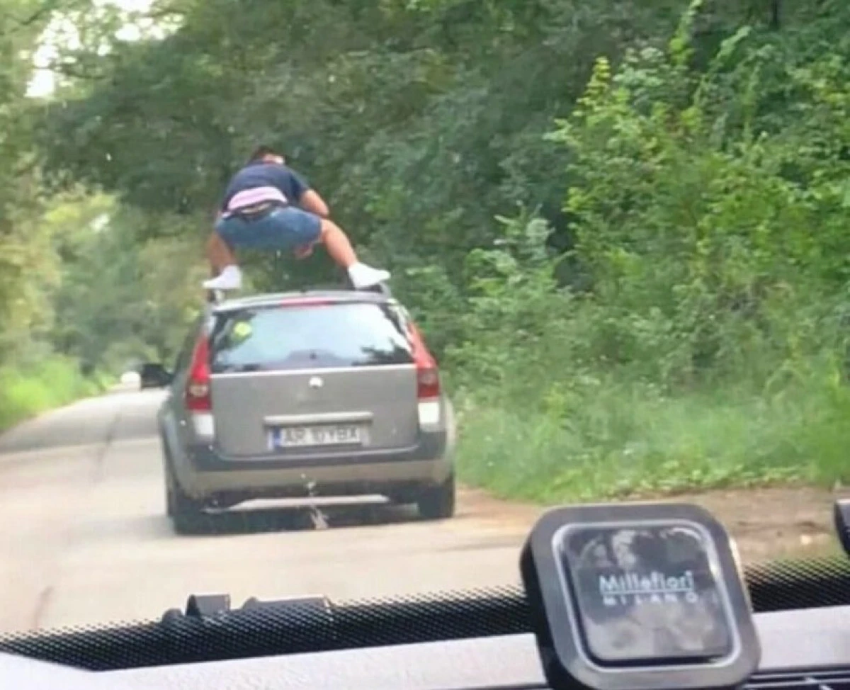Șoferul arădean urcat pe plafonul mașinii aflate în mers a fost amendat