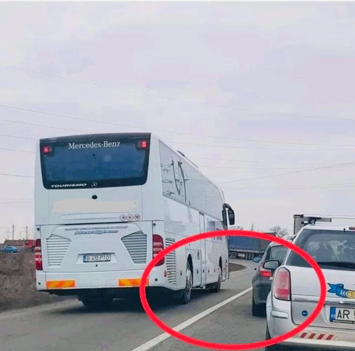 Șoferul unui autocar a fost amendat, în urma unor imagini apărute pe Facebook