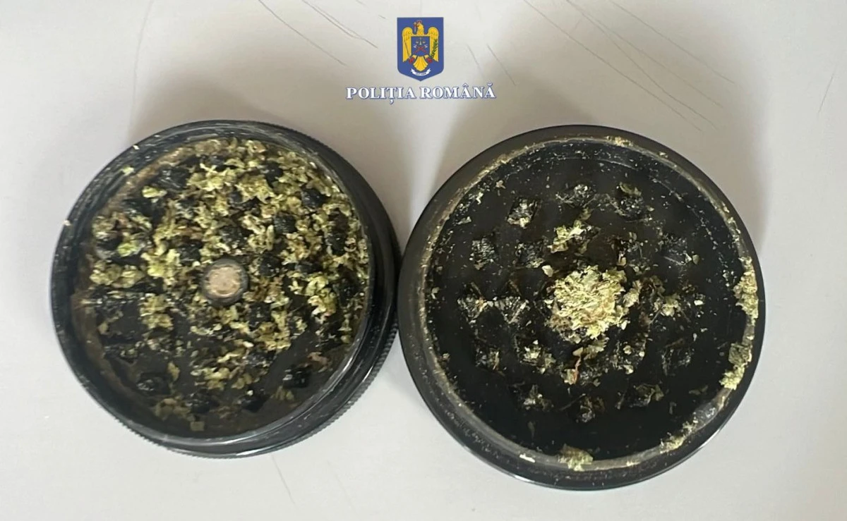 Șoferul unui microbuz a fost prins drogat, pe autostrada Deva-Nădlac. În bagajul unei pasagere au fost găsite droguri