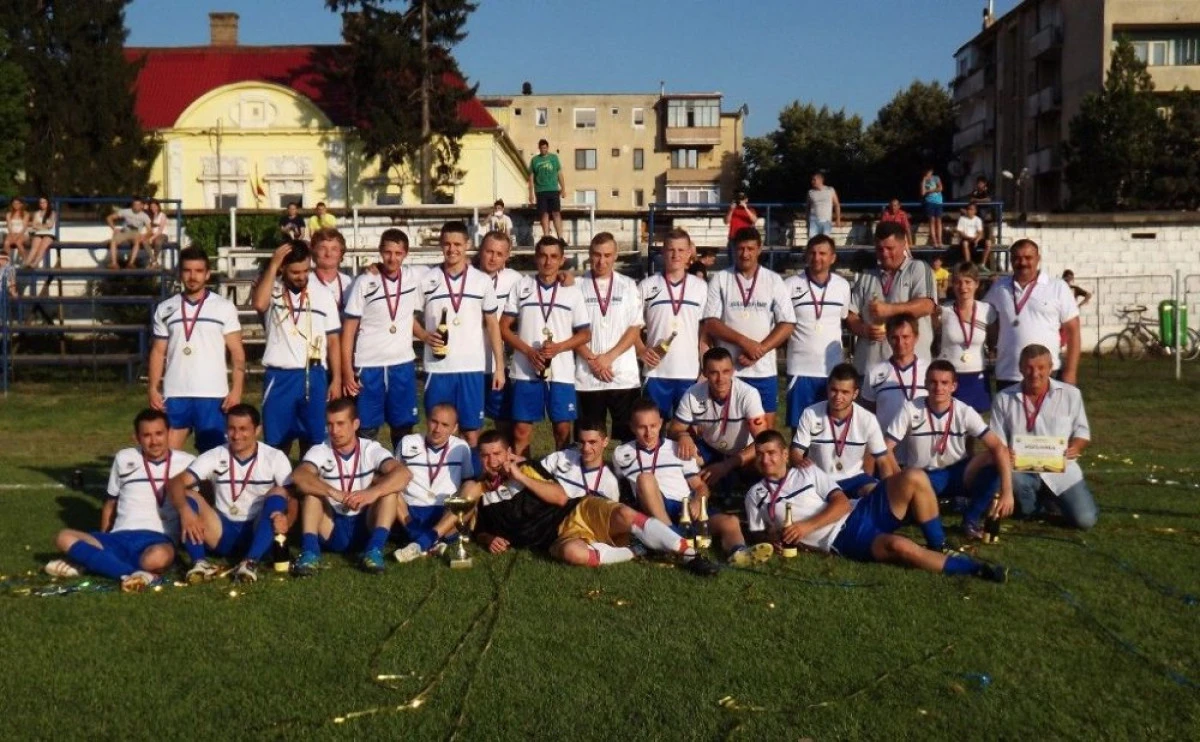 “SOIMII” AU PROMOVAT IN LIGA A 4-A: LIPOVA A SARBATORIT CU ARTIFICII, CONFETTI SI MULTA SAMPANIE (FOTO)