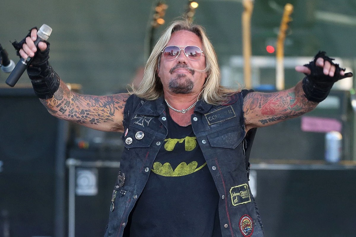 Solistul trupei Motley Crue, Vince Neil, a fost spitalizat după ce a căzut de pe scenă la un festival