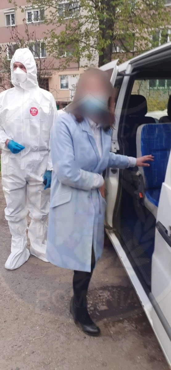 Soț - soție, implicați într-un scandal de zile mari pe stradă, deși trebuiau să fie în izolare