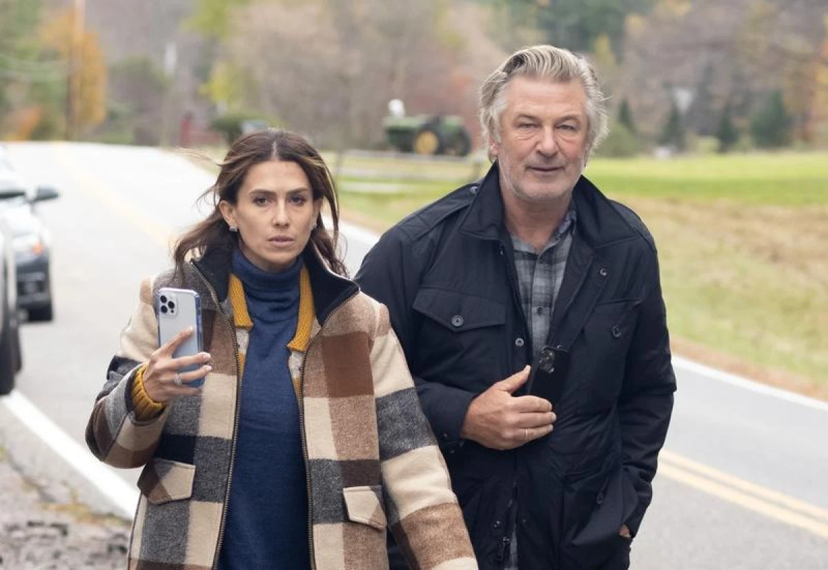 Soția lui Alec Baldwin îi acuză pe paparazzi că îi hărțuiesc familia