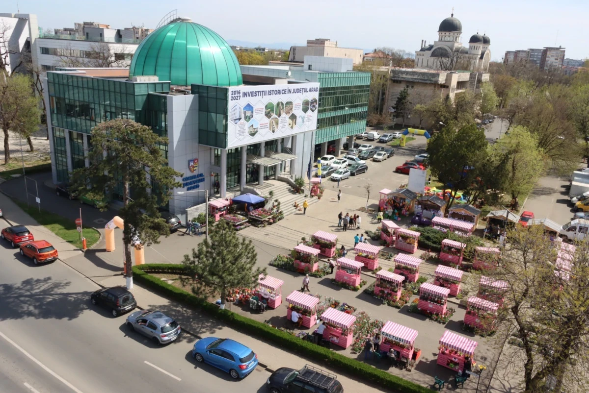 Spațiul din fața CJA va fi refăcută complet: spații verzi, irigații, iluminat solar și bănci noi